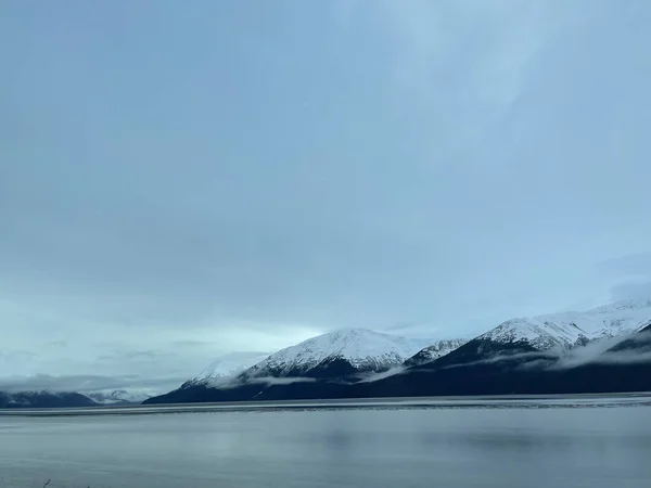 Beautiful View Lake Surrounded Snow Covered Mountains — Stok Foto