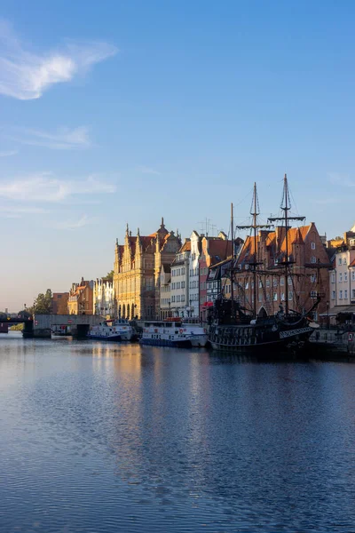 Gdansk Polen 2021 Vertikale Aufnahme Eines Ufers Der Altstadt Von — Stockfoto