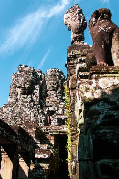 Serene Smiling Carved Faces Bayon Blue Cloudy Sky Angkor Wat — Stockfoto