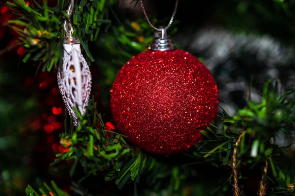 Closeup Shot Shiny Red Ornament Christmas Tree — Stok fotoğraf