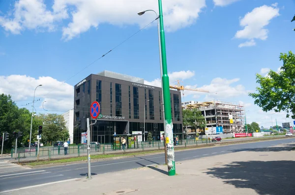 Познань Польша Мая 2014 Зеленый Столб Дороге Офисным Зданием Банка — стоковое фото