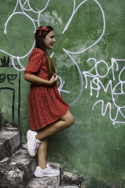 古巴哈瓦那旧城街头一名年轻女子的肖像 — 图库照片
