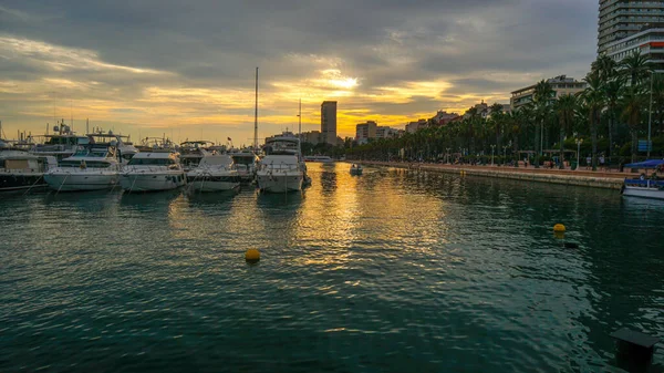 Una Hermosa Toma Puesta Sol Mar Con Barcos Edificios Fondo — Foto de Stock