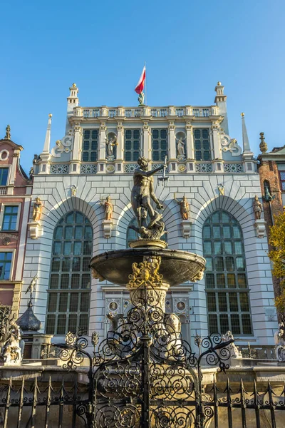 ポーランドのグダニスク 2021年10月8日 ポーランドのグダニスクに市旗が掲揚されたアルトス裁判所前のネプチューン噴水 — ストック写真
