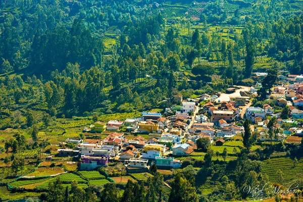 Aerial View Small Town Surrounded Greenery Covered Hills — Photo