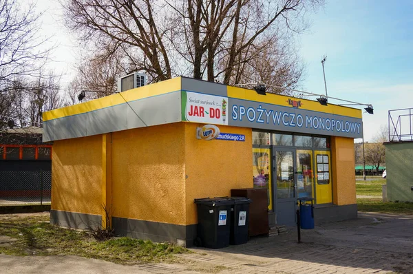 Poznan Poland 2015年3月22日ポーランド ポズナンにゴミの分別容器付きの小さな黄色の食料品店 — ストック写真