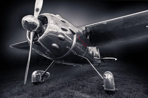 一架老式飞机的灰度摄影 — 图库照片