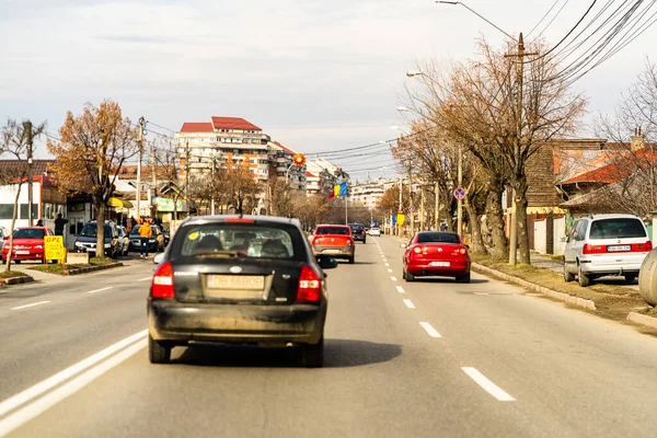 ブカレスト ルーマニア 2021年10月7日 ルーマニアのタルゴヴィステで長い道のりを走る多くの車 — ストック写真