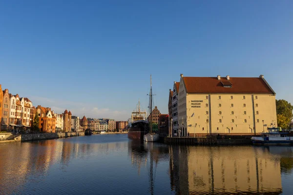 Gdansk Polsko 2021 Působivý Pohled Staré Město Břehu Řeky Přístav — Stock fotografie