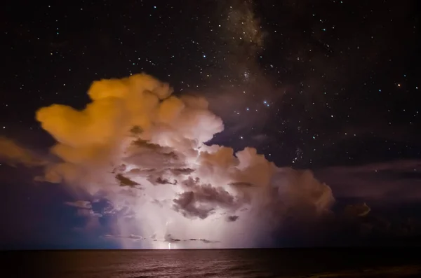 Beau Paysage Marin Sous Ciel Étoilé Avec Des Nuages Duveteux — Photo