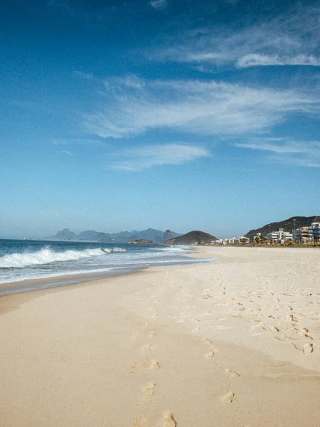 Colpo Verticale Una Spiaggia Soleggiata Con Sabbia Bianca Acqua Blu — Foto Stock