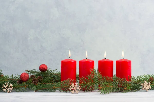 アドベンチャー花輪の赤いキャンドル キャンドルライト お祝いの装飾 クリスマスの挨拶 — ストック写真