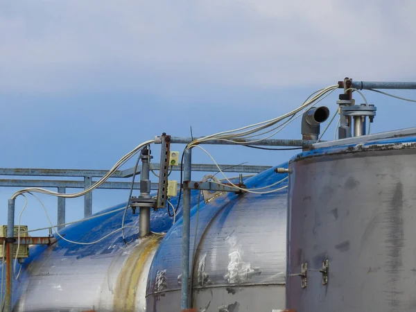 Una Instalación Industrial Con Tanques Tuberías — Foto de Stock