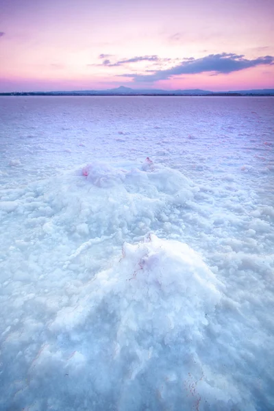 一张覆盖着白盐的地面的垂直照片 塞浦路斯拉纳卡盐湖 — 图库照片