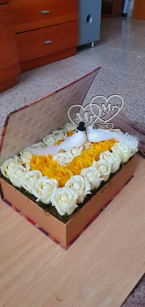 Vertical Shot Mrs Gift Box Yellow White Roses — Foto Stock