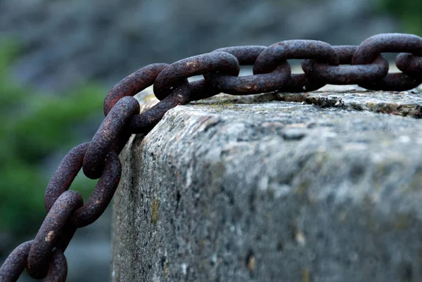 Closeup Shot Steel Rusty Chain Isolated Stone Background — Stock fotografie