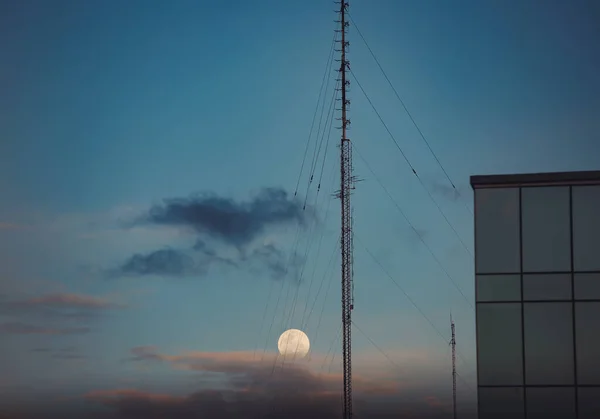 Antenna Tower Blue Cloudy Sky Late Evening — Fotografia de Stock