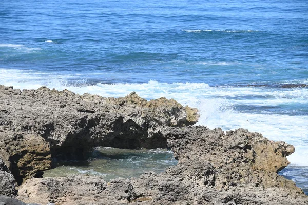 Tide Pool Volcanic Rocks Ocean Waves Background Kaena Point Oahu — Fotografia de Stock