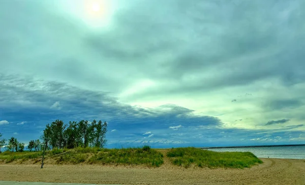 Όμορφη Θέα Του Γαλαζοπράσινου Ουρανού Και Της Αμμώδους Ακτής Την — Φωτογραφία Αρχείου