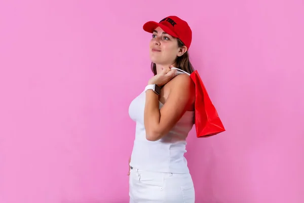 Nenucená Žena Drží Červenou Nákupní Tašku Růžovém Pozadí — Stock fotografie