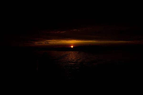 Uma Bela Vista Pôr Sol Escuro Sobre Lago — Fotografia de Stock