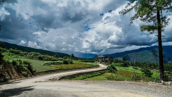Дорога Облачным Небом Бутане — стоковое фото