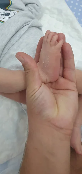 Vertical Shot Mother Holding Tiny Foot Her Newborn Baby — Stock fotografie