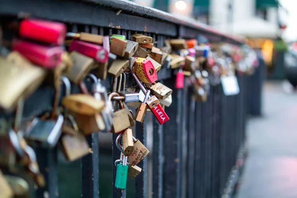 Closeup Locks Bridge Railing — Zdjęcie stockowe