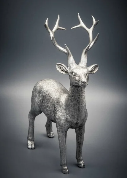 灰色の背景に立っている銀のバックの3Dレンダリング — ストック写真