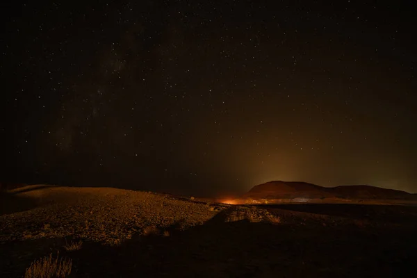 光の山の美しい星空の風景 — ストック写真