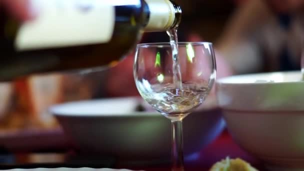 Primer Plano Una Copa Vino Con Platos Rojos Blancos — Vídeos de Stock