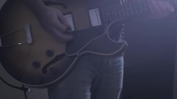 Primer Plano Una Mano Hombre Tocando Una Guitarra — Vídeos de Stock