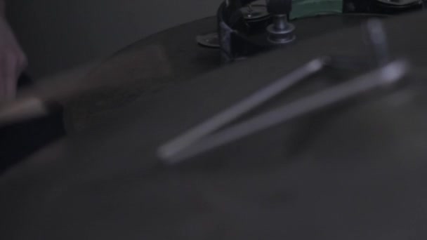 Закрыть Руку Человека Держащего Руках Черную Металлическую Пластину — стоковое видео