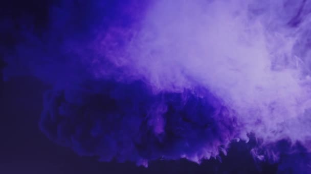 黑色表面上蓝色烟雾的抽象背景 — 图库视频影像