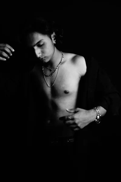 Grayscale Záběr Stylového Mladého Muže Který Nosí Šperky Pózující Tmavé — Stock fotografie