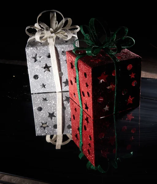 Вертикальний Знімок Срібних Червоних Подарункових Коробок Відображають Дзеркалі Ізольовані Темному — стокове фото