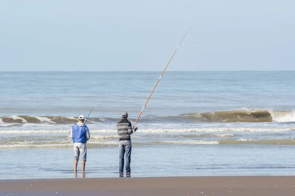 Zwei Männer Angeln Strand — Stockfoto