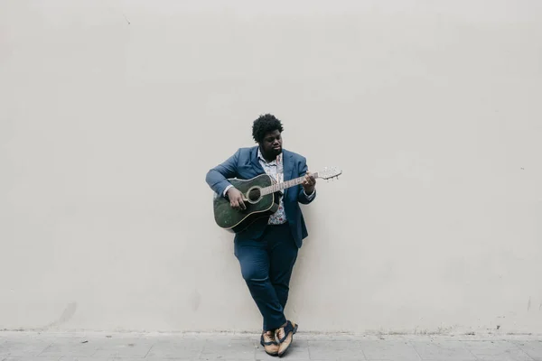 屋外でギターを弾いている黒人男性の浅い焦点 — ストック写真