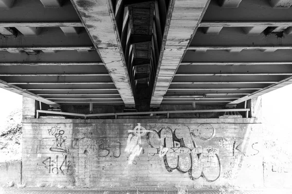 Grayscale Shot Bridge Graffiti — 스톡 사진