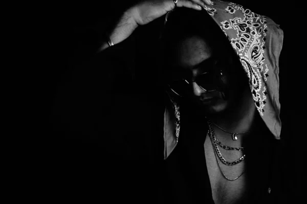 Grayscale Shot Stylish Young Man Sunglasses Jewelry Posing Dark Room — ストック写真