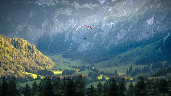 Tourist Paragliding Valley Surrounded Alps Austria — Stockfoto