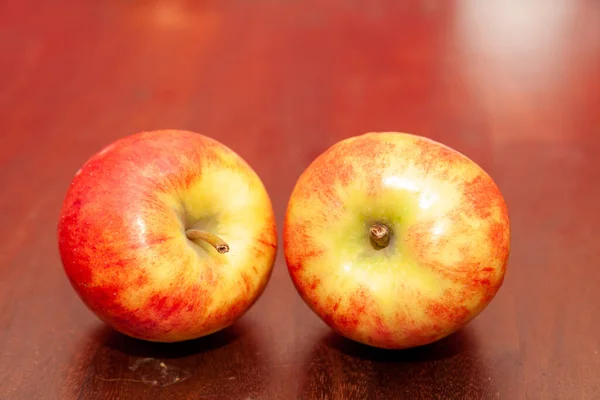 Closeup Shot Two Fresh Apples Table — Zdjęcie stockowe