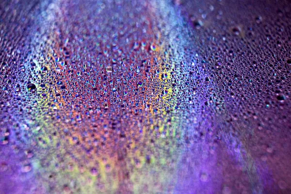 一张彩色反射水滴在数字光盘表面的选择性焦点照片 不同的Rgb Led灯照亮了整个场景 — 图库照片