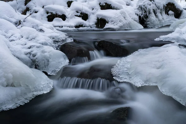 Крижана Річка Взимку Довгому Експозиції — стокове фото