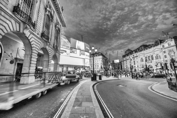 London United Kingdom Jun 2015 Grayscale Shot Streets Piccadilly Circus — Stock Photo, Image