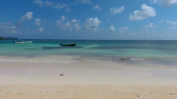 Bela Praia Tropical Com Céu Azul — Vídeo de Stock