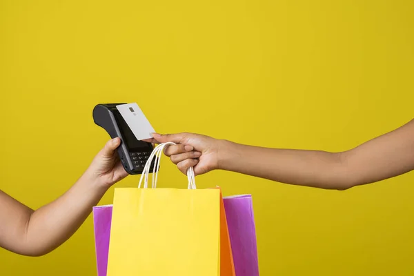 Female Hand Her Credit Card Terminal Shopping Credit Card — Fotografia de Stock