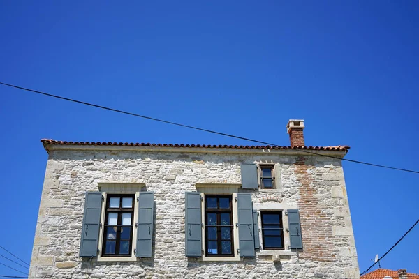 Low Angle Shot Small White House Exterior Two Windows Sun — Stok fotoğraf