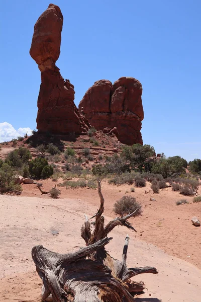 Vertikální Záběr Balanced Rock Mezi Drsnou Červenou Skalnatou Krajinou Národním — Stock fotografie