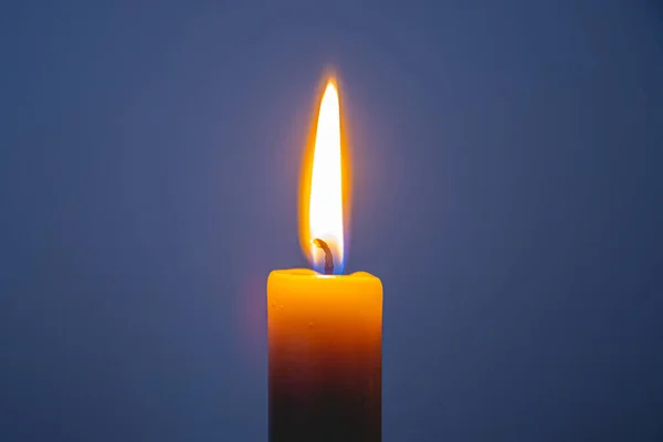 Primer Plano Una Vela Encendida Sobre Fondo Azul —  Fotos de Stock